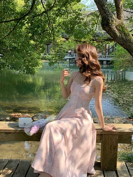 Французское розовое платье с цветочным узором на бретельках, женский темперамент Ся Сянь, знаменитость Демонстрирует тонкую текстуру, высококачественное длинное белье