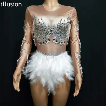 Боди с блестящими кристаллами и белыми перьями, женское шоу в ночном клубе, сценический наряд, сексуальный цельный танцевальный костюм цвета кожи