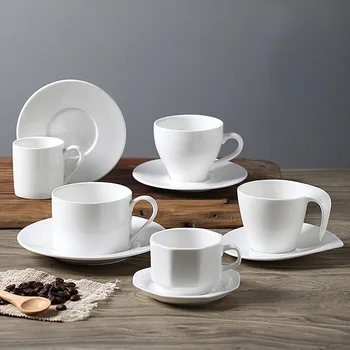 Европейская простая белая Кофейная чашка Креативной Неправильной формы, Керамическая Чайная чашка с блюдцем, Простая кружка для воды, Посуда для напитков, Принадлежности для домашнего бара