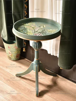 Маленький журнальный столик в американском стиле с крашеными углами, несколько круглых столиков возле дивана в гостиной и мебель ручной росписи в стиле ретро.