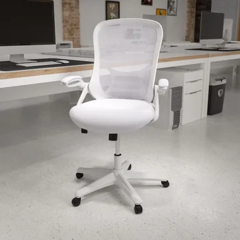 Эргономичный офисный стул из белой сетки с высокой спинкой, с белой рамой и откидывающимися подлокотниками